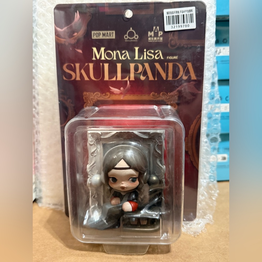 Pop Mart Mona Lisa Skullpanda Figure hanging card